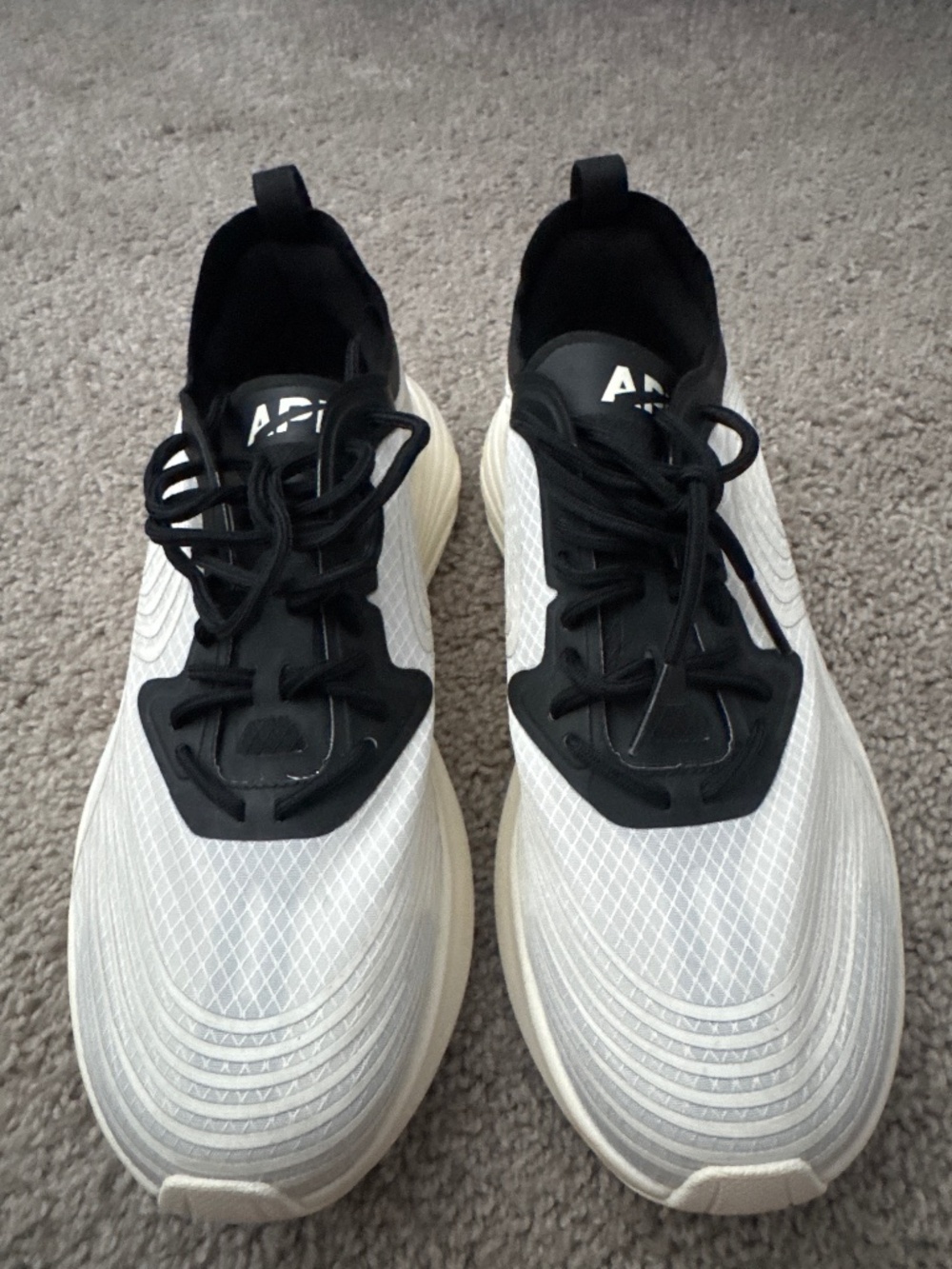 APL streamline women’s sneaker
